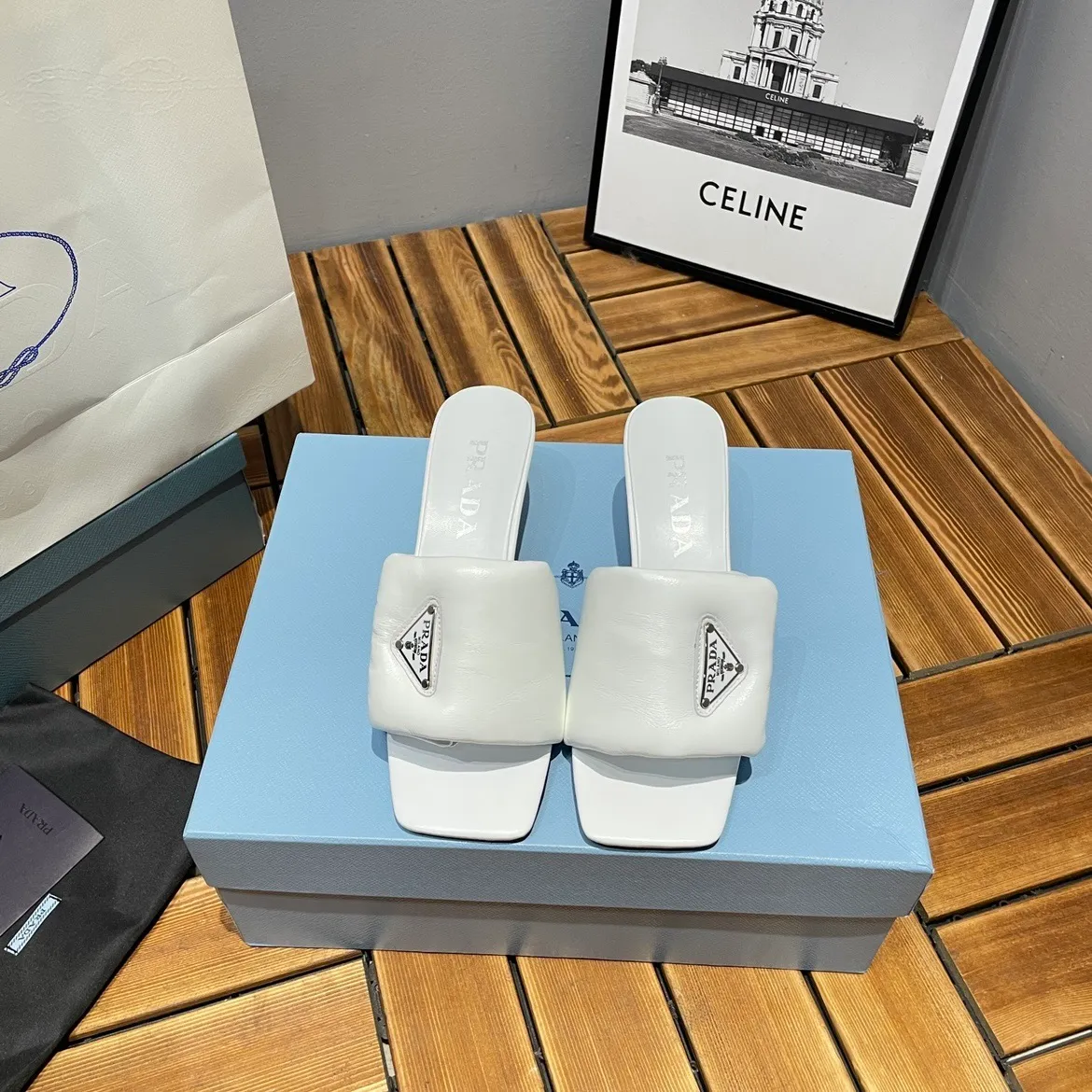 👟👟Ex-factory price 380👟👟 Prada/Prada 2023ss makes its debut🌟High-heeled square-toed slippers, triangular classic LOGO. 💥presents a classic silhouette. No matter what situation you face, the home court belongs only to you! 💪🏻 Fabric: Open edge beads, sheepskin lining, original Italian leather outsole Heel height: 6.5cm Code number: 35-39 (40 custom made, non-refundable)